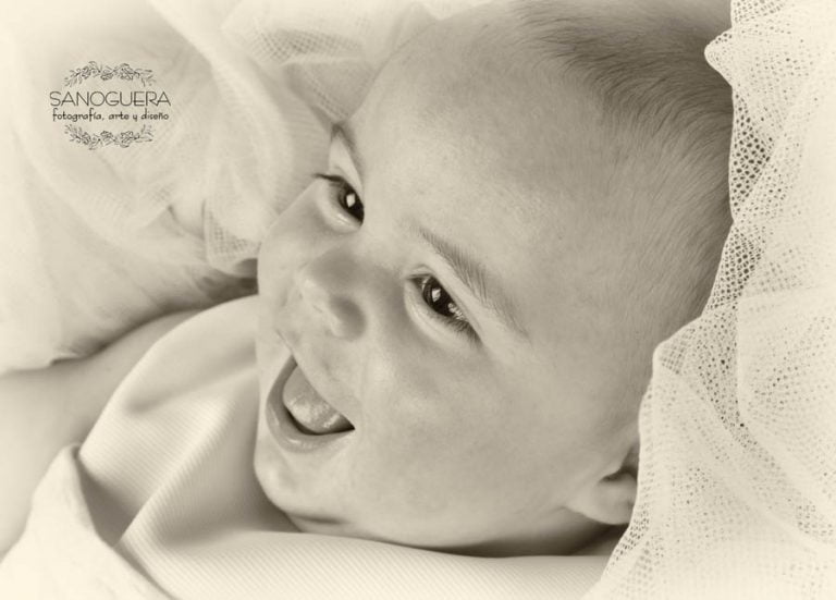 Foto Bebé blanco y negro SANOGUERA Fotografía I Fotógrafo